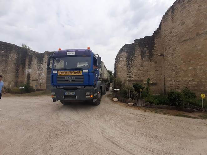 Camion SERATER entrant dans l’enceinte du château de Brie-Comte-Robert