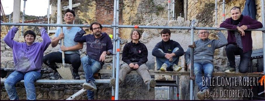 Bénévoles du chantier de restauration du château, Brie-Comte-Robert, octobre 2025