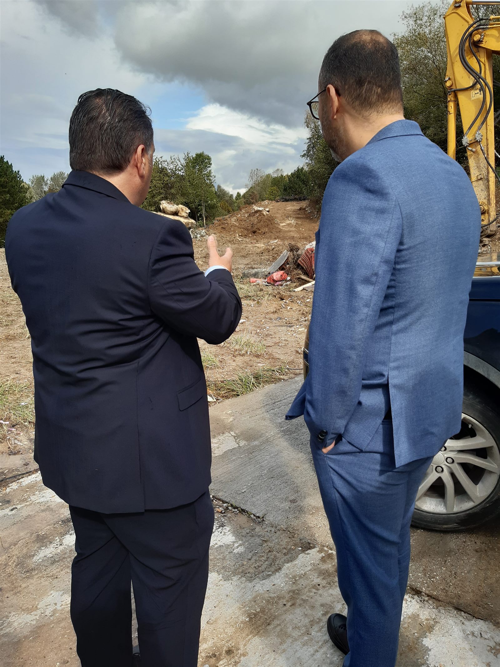 Les élus devant les premiers engins lors de l’ouverture officielle du chantier du Bois du Seigneur