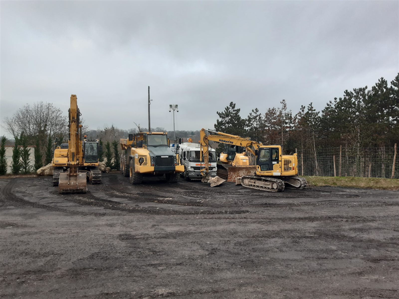 Pelles hydrauliques et tombereau mobilisés sur le site du Bois du Seigneur en décembre 2023