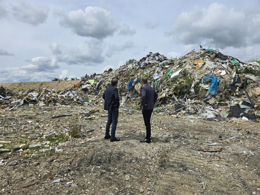Montagnes de déchets déposés sauvagement au Bois du Seigneur avant les travaux, mai 2024