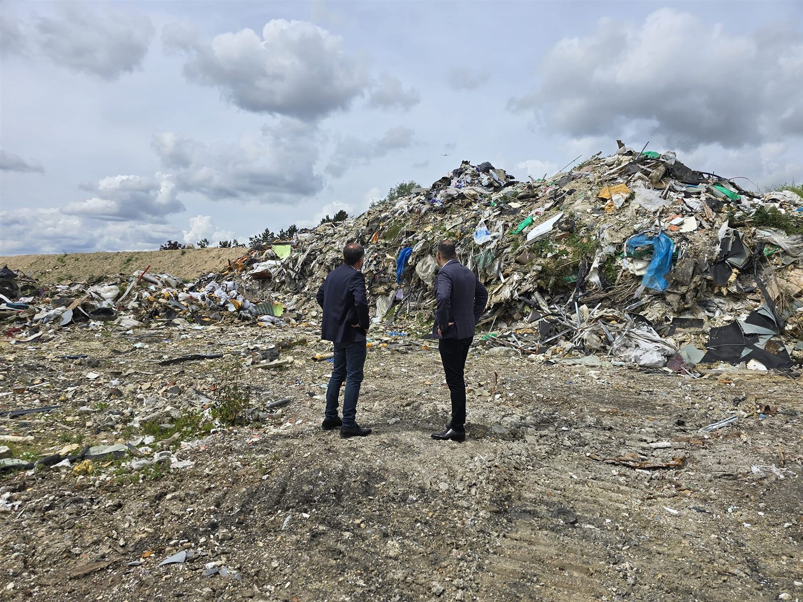 Montagnes de déchets déposés sauvagement au Bois du Seigneur avant les travaux, mai 2024