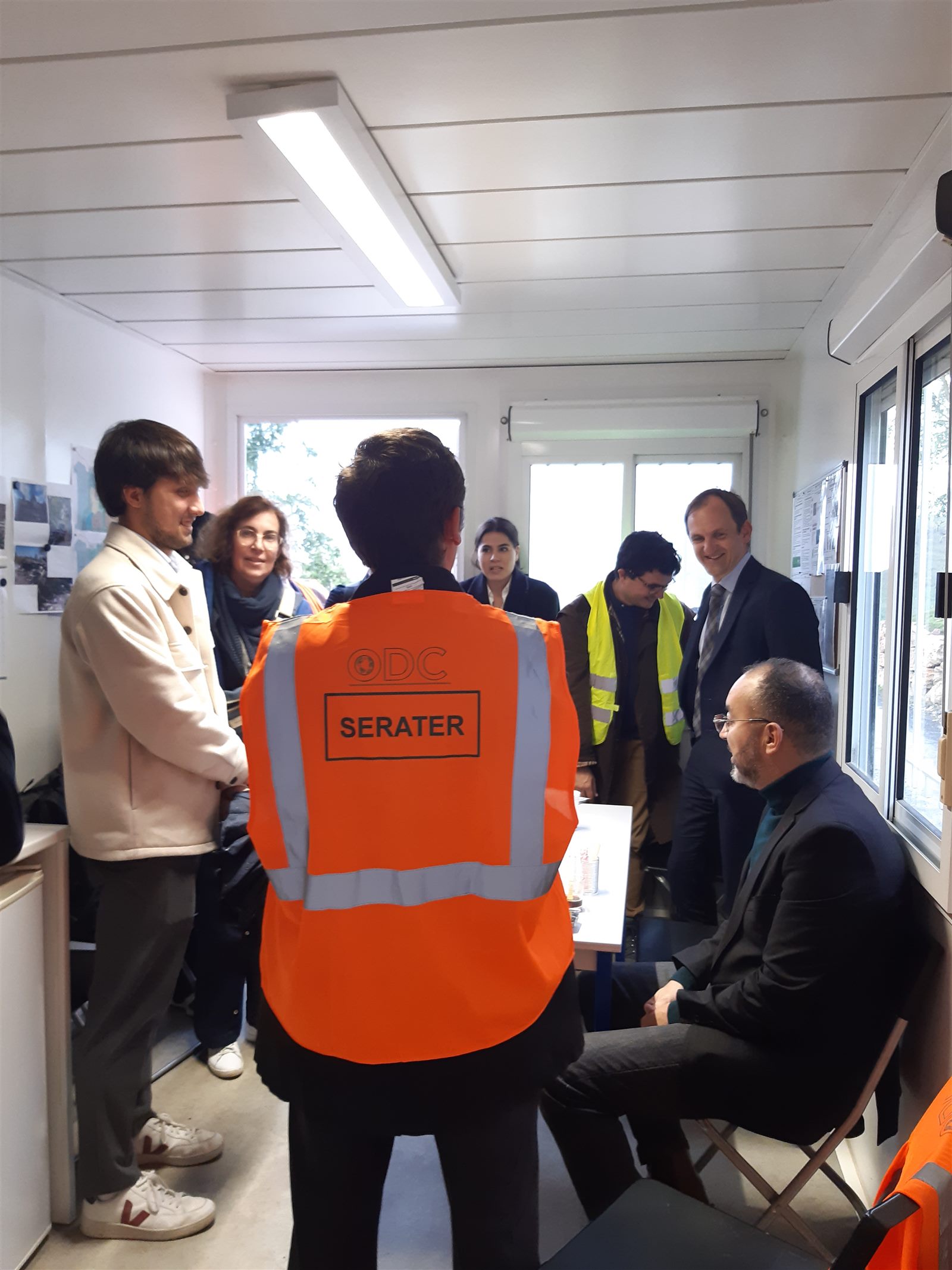 Échanges avec la DDT du Val-d’Oise et la DRIEAT dans la base vie du chantier, octobre 2024